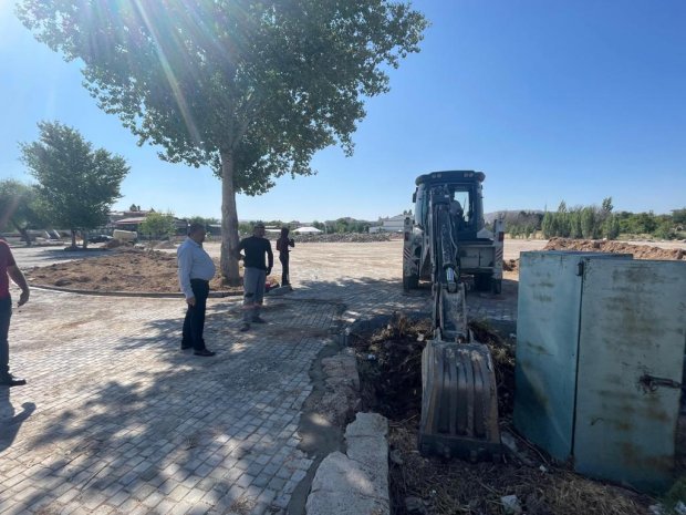 Belediye Başkanımız Sayın Mustafa Kenan Sarıtaş, Taşköprü ile Belediyemize ait Evani Kır Düğün Bahçesi arasında yer alan alanda yürütülen peyzaj düzenleme çalışmalarını yerinde inceledi.