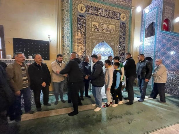 Belediye Başkanımız Sayın Mustafa Kenan Sarıtaş, Ramazan Bayramı’nın manevi atmosferini hemşehrilerimizle birlikte yaşayarak bayram namazını Avanos Şehit Şevket Tekin Merkez Camii'nde eda ettikten sonra vatandaşlarımızla bayramlaştı.