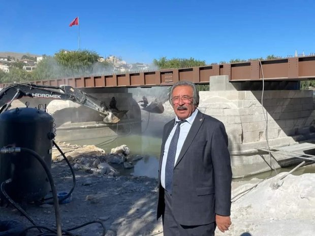 Belediye Başkanımız Mustafa Kenan Sarıtaş, Tarihi Taş Köprümüzdeki çalışmaları yerinde incelemeye devam ediyor.