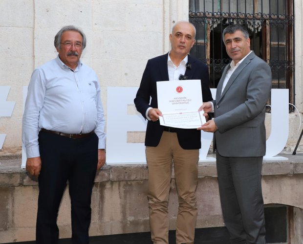 Nevşehir Hacı Bektaş Veli Üniversitesi (NEVÜ) bünyesinde kurulan Bilim İletişim Ofisi tarafından düzenlenen "Bilim Kafe" etkinliğinin ilki gerçekleştirildi.