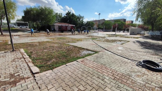 Belediyemize ait Evani Kır Bahçesi Düğün ve Etkinlik Alanınında sel taşkını sonucu oluşan hasar ve kirlilik belediye personellerimizin yoğun ve özverili çalışmaları sonucu giderilerek; alan, bu akşam ki düğün için hazır hale getirildi.