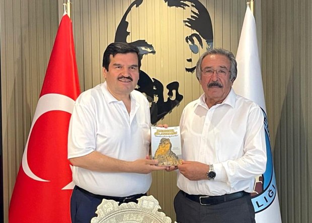 Gurbetci hemşehrimiz,televizyon programcısı Mumin Uluç Belediye Başkanımız Mustafa Kenan Sarıtaş'ı makamında ziyaret etti.