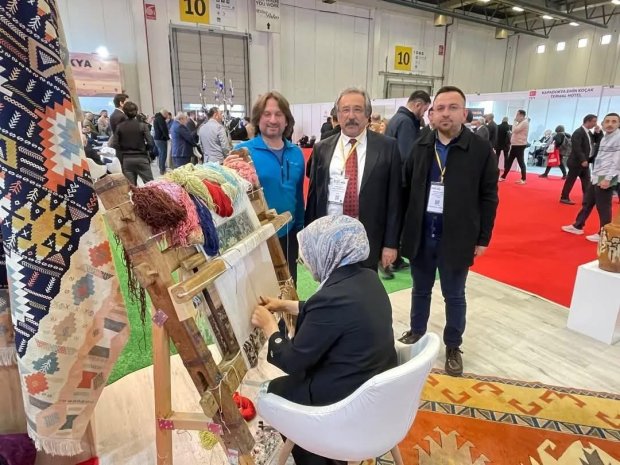 Nevşehir Valimiz Sayın Ali Fidan, EMITT 2025 Turizm Fuarında Avanos Standını Ziyaret Etti.