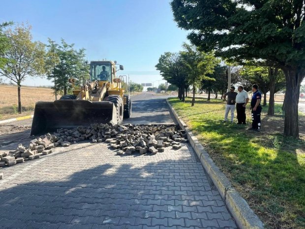 Belediye Başkanımız Sayın Mustafa Kenan Sarıtaş, İnönü Caddesi’nde sıcak asfalt çalışmalarının startını verdi.