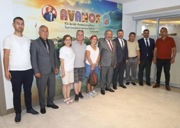 Manisa Salihli MHP ilçe başkanlığından Fatoş Topaç ve ailesi Belediye Başkanımız Mustafa Kenan Sarıtaş'ı makamında ziyaret ettiler.