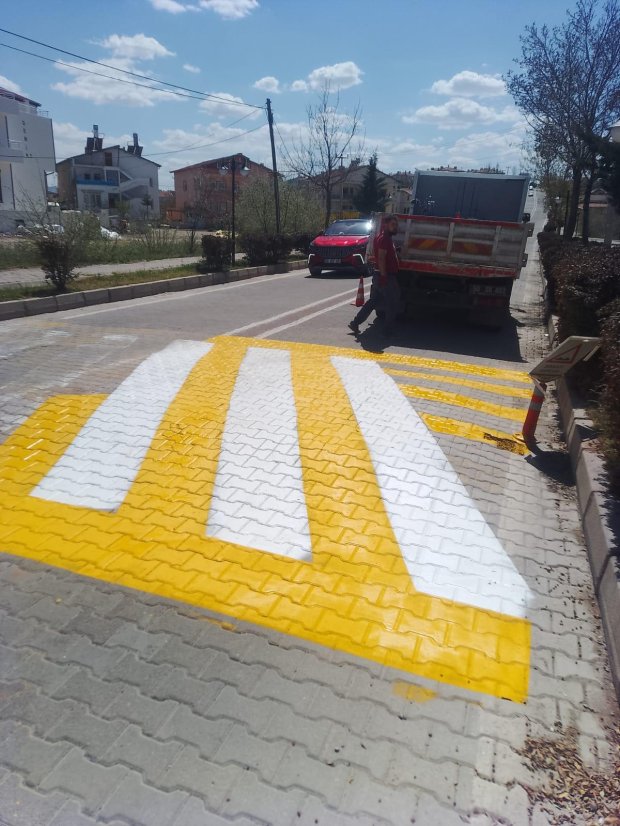 Yaya ve araç güvenliği amacıyla rampa önlerinde yol boyama çalışmaları yapılıyor.