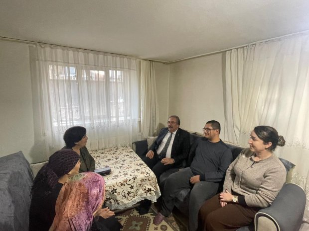 Belediye Başkanımız Sayın Mustafa Kenan Sarıtaş ve kıymetli eşi Sayın Cahide Sarıtaş Hanımefendi, 3 Aralık Dünya Engelliler Günü dolayısıyla ilçemizde ikamet eden engelli vatandaşlarımızı ve ailelerini ziyaret etti.