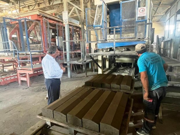 Kilit parke ve bordür üretim tesisimizde çalışmalar tüm hızıyla sürüyor. Belediye Başkanımız Sayın Mustafa Kenan Sarıtaş, tesisimizde devam eden üretim faaliyetlerini yerinde inceledi.