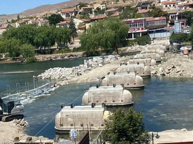 Belediye Başkanımız Köprümüzün mümkün olan en kısa zamanda hizmete açılabilmesi için yetkililerden bilgi alarak çalışmaları yakından takip ediyor.