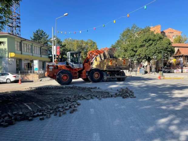 Belediye Başkanımız Sayın Mustafa Kenan Sarıtaş, belediyemize ait iş sahalarında sürdürülen çalışmaları sahada kontrol etti.