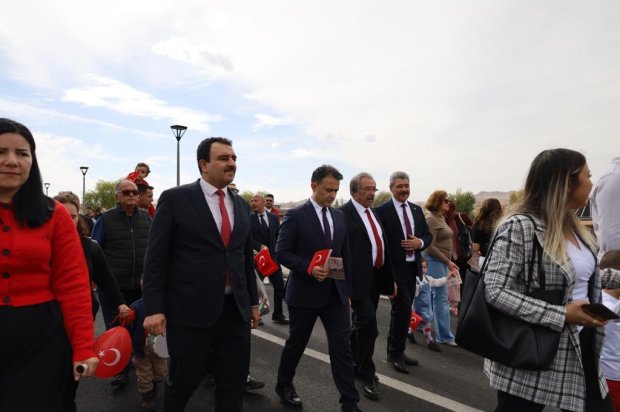Cumhuriyetimizin 102. yılı etkinlikleri kapsamında, Avanos Mutlu Çocuk Anaokulu tarafından Cumhuriyet Korteji Yürüyüşü ve Çocuk Şenliği etkinliği düzenlendi.