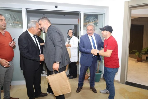Belediye Başkanımız Sn. Mustafa Kenan Sarıtaş, Kurban Bayramı dolayısıyla belediye binasında ve bağlı hizmet birimlerinde görev yapan personelimizle bir araya gelerek bayramlaştı.