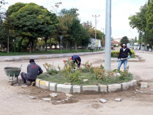 Belediye Başkanımız Mustafa Kenan Sarıtaş Belediye ekiplerimiz tarafından, ilçemiz Kapadokya ve Zelve caddesinde sıcak asfalt çalışması öncesi zemin hazırlığı ve kaldırım tamiratı çalışmasını yerinde inceledi.