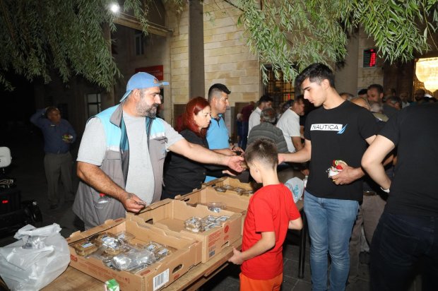 Mübarek Mevlid Kandili vesilesiyle, Belediyemiz Aşevi’nde özenle hazırlanan irmik helvaları, Avanos Şehit Şevket Tekin Merkez Camii’nde hemşehrilerimize ikram edildi.