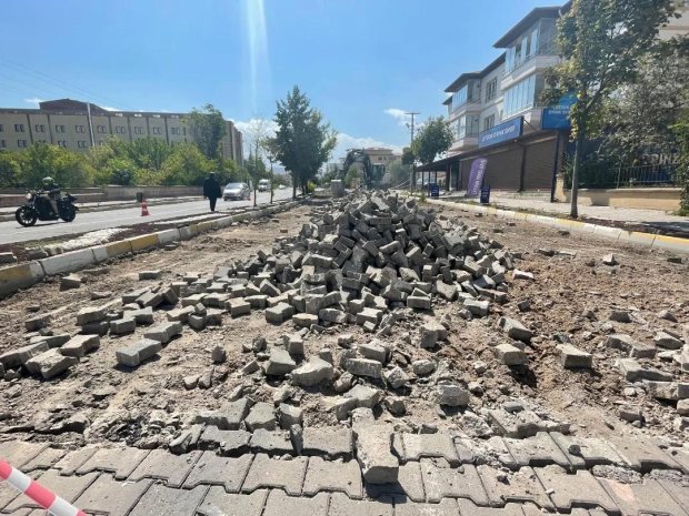 Belediye Başkanımız Mustafa Kenan Sarıtaş Fen İşleri Müdürlüğüne bağlı ekiplerimiz tarafından, Kapadokya caddesinde sıcak asfalt çalışması öncesi zemin hazırlığı ve kilitli parke sökümü çalışmasını yerinde inceledi.
