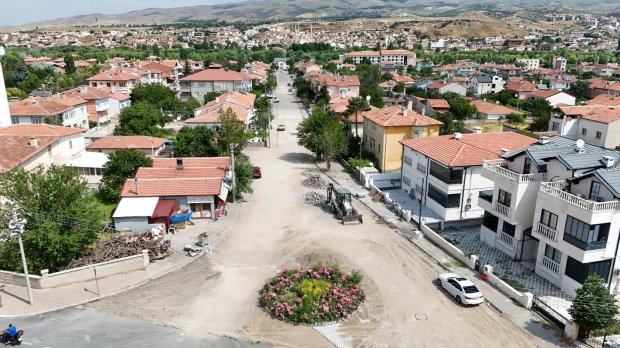 EKONOMİK ÖMRÜNÜ TAMAMLAMIŞ YOLLARIMIZDA KİLİT PARKE YENİLEME ÇALIŞMALARI SÜRÜYOR