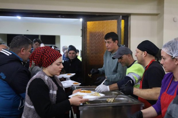 Belediyemiz tarafından düzenlenen geleneksel iftar yemeği, yoğun katılımla devam ediyor.