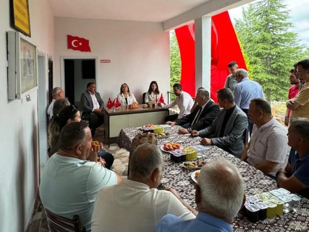 MHP Nevşehir Milletvekilimiz Prof. Dr. Filiz Kılıç hanımefendi ve beraberlerindeki heyetle Gülşehir Yeşilöz (Cemel) köyümüzde vatandaşlarımızla bir araya geldik.