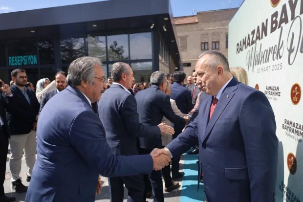 Belediye Başkanımız Sayın Mustafa Kenan Sarıtaş, Nevşehir Vilayetler Evi'nde gerçekleştirilen il protokolü bayramlaşma programına katıldı.