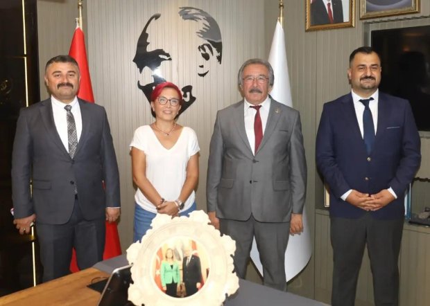 Manisa Salihli MHP ilçe başkanlığından Fatoş Topaç ve ailesi Belediye Başkanımız Mustafa Kenan Sarıtaş'ı makamında ziyaret ettiler.