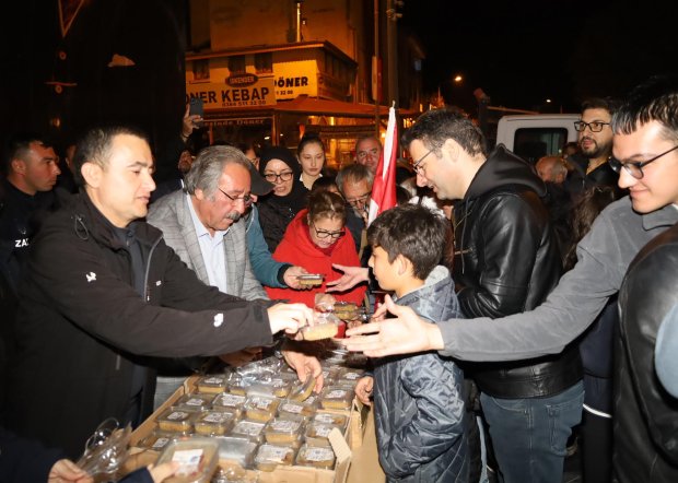Cumhuriyet coşkusu meydanda yakılan sin sin ateşi ve çalınan marşlarla doyasıya kutlandı.
