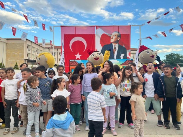 Avanos Belediyesi ve Göreme Belediyesi iş birliğinde, Kapadokya At ve Atçılık Kültür Festivali etkinlikleri kapsamında çocuklara yönelik Tiyatro oyunu düzenlendi.