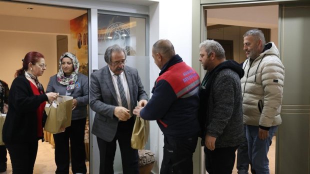 BELEDİYE BAŞKANIMIZ PERSONELLERİMİZİN YENİ YILINI KUTLADI