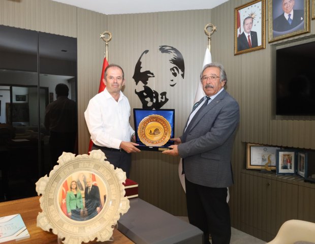 Uçhisar Belediye Başkanı Sayın Abdullah Çamcı ve Uçhisar Belediyesi Meclis Üyeleri Sayın Mehmet Erdoğan ile Sayın İbrahim Çidem, Belediye Başkanımız Sayın Mustafa Kenan Sarıtaş’ı makamında ziyaret ettiler.