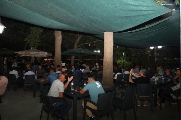 Belediyemiz Sosyal Tesislerinde Canlı Müzik Performansları ile Kızılırmak kıyısında yaz akşamları, canlı müzik eşliğinde daha da güzelleşiyor.