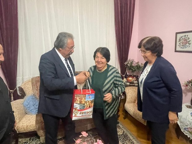 Belediye Başkanımız Sayın Mustafa Kenan Sarıtaş, kıymetli eşi Sayın Cahide Sarıtaş Hanımefendi ile birlikte 24 Kasım Öğretmenler Günü dolayısıyla ilçemizin eğitim hayatına yıllarca emek vermiş, emekli öğretmenlerimizi ziyaret etti.
