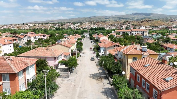 EKONOMİK ÖMRÜNÜ TAMAMLAMIŞ YOLLARIMIZDA KİLİT PARKE YENİLEME ÇALIŞMALARI SÜRÜYOR
