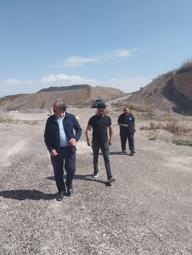 Belediye Başkanımız Sayın Mustafa Kenan Sarıtaş yakında işletmeye açacağımız kum ocağı işletme tesisimizde incelemelerde bulundu.