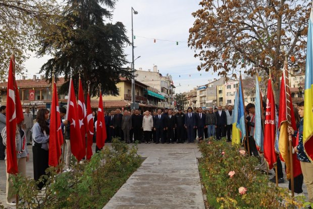 Belediye Başkanımız Sayın Mustafa Kenan Sarıtaş, 24 Kasım Öğretmenler Günü dolayısıyla düzenlenen Çelenk Sunma Törenine katıldı.