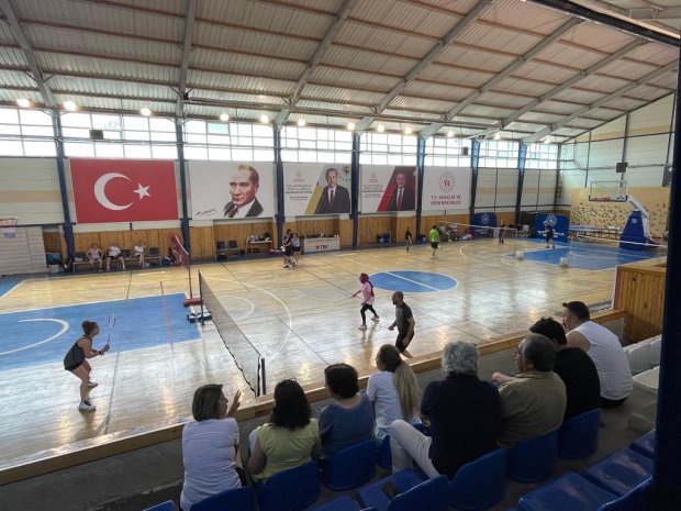 Belediye Başkanımız Veteranlar Badminton Müsabakasına sporculara destek için izleyici olarak katıldı.