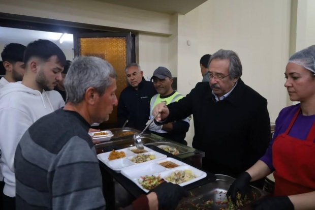 Belediyemiz tarafından düzenlenen geleneksel iftar yemeği, yoğun katılımla devam ediyor.
