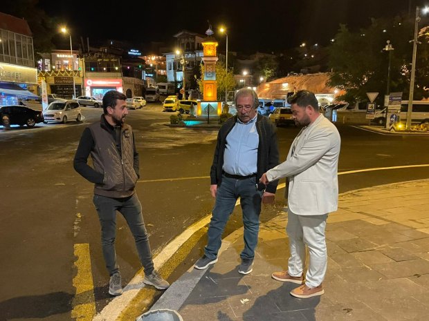 Belediye Başkanımız Sayın Mustafa Kenan Sarıtaş, Belediye Meclis Üyemiz Sayın Avukat Vedat Elma ve Fen İşleri Müdür Vekilimiz Sayın Mustafa Tolga Bostancı ile birlikte, gece saatlerinde şehir merkezinde saha incelemelerinde bulundular.