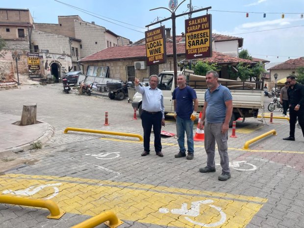Belediyemiz tarafından çarşı meydanında hayata geçirilen "Araç Park Yoğunluğunu Azaltma ve Yayalaştırma" çalışmaları kapsamında hayata geçirilen duba çalışmaları esnaf ve vatandaşlarımızdan tam not aldı.