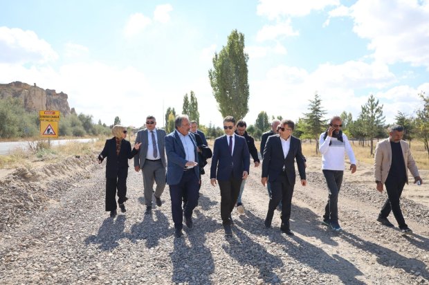 Çevre, Şehircilik ve İklim Değişikliği Bakanlığı Türkiye Çevre Ajansı ve Sıfır Atık Yönetim Direktörü Sayın Tuğrul Çamaş ile birlikte Belediye Başkanımız Sayın Mustafa Kenan Sarıtaş Avanos Çavuşin ve ve Zelve Paşabağları güzergahında devam eden asfalt ve