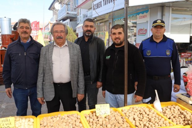 Belediye Başkanımız Sayın Mustafa Kenan Sarıtaş, Cuma günü pazaryerini ziyaret ederek esnaflarımızla ve hemşehrilerimizle tek tek sohbet etti.