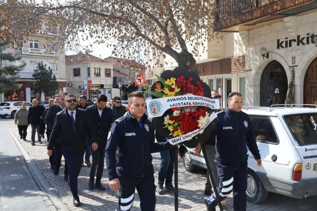 Belediyemiz tarafından değerli sanatçımız Edip Akbayram’ın evinin önüne kadar yürüyüş düzenlenerek karanfil ve çelenk bırakıldı.