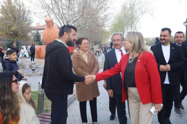 TBMM MHP Grup Başkanvekili ve Nevşehir Milletvekilimiz Sn. Prof. Dr. Filiz Kılıç, Belediye Başkanımız Sn. Mustafa Kenan Sarıtaş, MHP Avanos İlçe Başkanımız Sn. Alparslan Atasoy ve İl Genel Meclis Üyemiz Sn. Murat Öztürk, çarşı merkezinde ve Kızılırmak ken