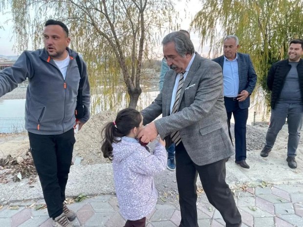 Belediye Başkanımız Mustafa Kenan Sarıtaş çelik konstrüksiyon montaj çalışmaları bugün sona eren Tarihi Taş Köprü’müzde devam eden çalışmaları inceleyip, vatandaşlarımızla sohbet etti.