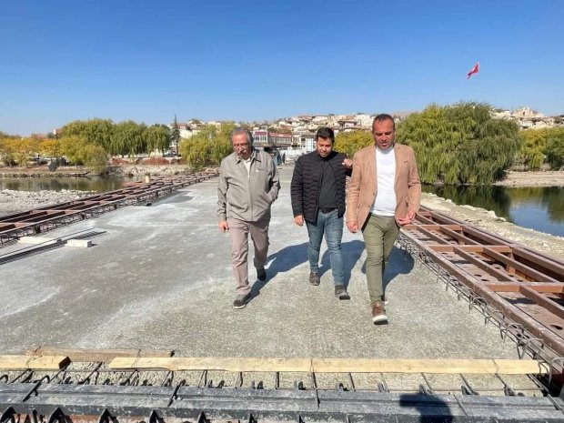 Belediye Başkanımız Mustafa Kenan Sarıtaş, tadilat çalışması hızlı bir şekilde devam eden Tarihi Taş Köprümüzde kaldırım ahşap kaplama ve beton çalışmalarını yerinde inceledi.