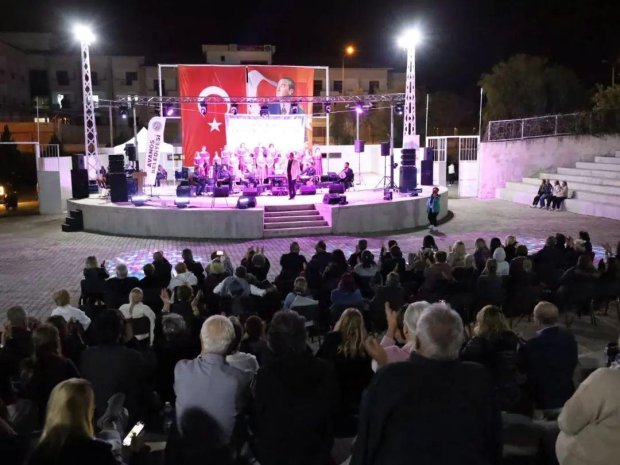 10 farklı koronun katılım sağladığı "7.Uluslararası Türk Müziği Korolar Festivali" Konseri Amfi Tiyatro'da Avanoslu müzik severlerin katılımı ile gerçekleşti.