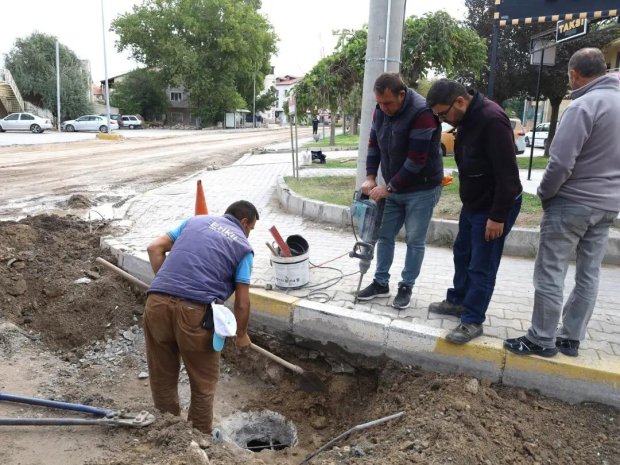 Belediye Başkanımız Mustafa Kenan Sarıtaş Belediye ekiplerimiz tarafından, ilçemiz Kapadokya ve Zelve caddesinde sıcak asfalt çalışması öncesi zemin hazırlığı ve kaldırım tamiratı çalışmasını yerinde inceledi.