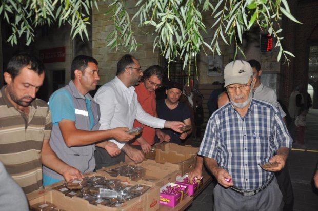 Belediyemiz tarafından Mevlit Kandili dolasıyla vatandaşlarımıza helva ikramında bulunuldu.