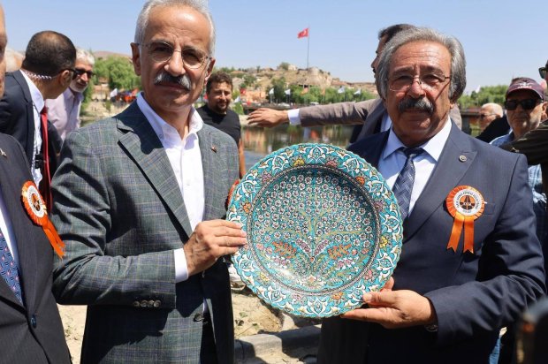 Ulaştırma ve Altyapı Bakanımız Sayın Abdulkadir Uraloğlu’nun katılımlarıyla kapsamlı şekilde restorasyonu tamamlanarak hizmete giren Tarihi Taş Köprümüzün resmi açılışı tören gerçekleştirildi.