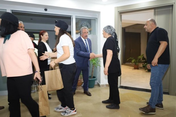 Belediye Başkanımız Sn. Mustafa Kenan Sarıtaş, Kurban Bayramı dolayısıyla belediye binasında ve bağlı hizmet birimlerinde görev yapan personelimizle bir araya gelerek bayramlaştı.
