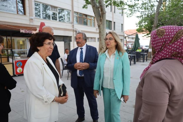 Milletvekilimiz Sayın Prof. Dr. Filiz Kılıç ve Belediye Başkanımız Sayın Mustafa Kenan Sarıtaş, sosyal tesislerde bulunan vatandaşlarımızla da sohbet ettiler ardından sosyal tesislerde devam eden çalışmaları incelediler.