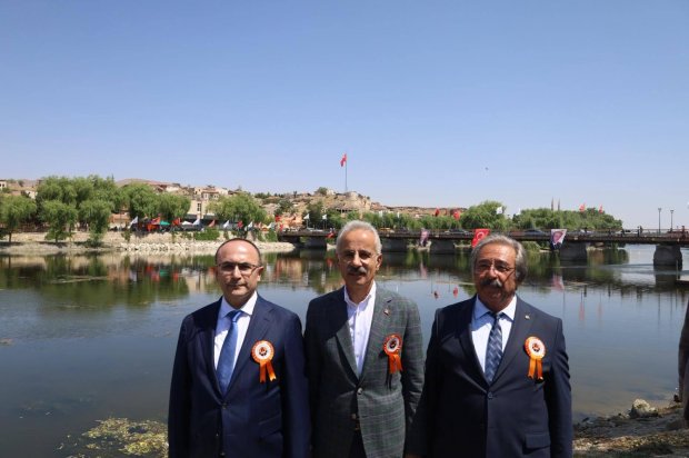 Ulaştırma ve Altyapı Bakanımız Sayın Abdulkadir Uraloğlu’nun katılımlarıyla kapsamlı şekilde restorasyonu tamamlanarak hizmete giren Tarihi Taş Köprümüzün resmi açılışı tören gerçekleştirildi.